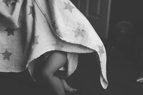 穿着灰色床单的婴儿