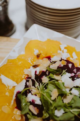 餐饮宴会桌上有不同的食物小吃和开胃菜