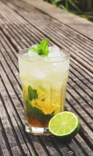 选择性、聚焦摄影、酸橙汁、玻璃杯、莫吉托、鸡尾酒、酸橙、薄荷 选择性、聚焦摄影、酸橙汁、玻璃杯、莫吉托、鸡尾酒、酸橙、薄荷
