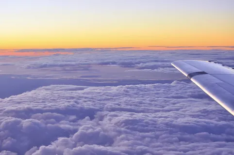 白天云层的飞机视图