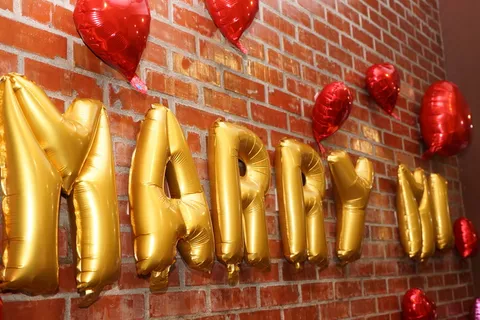 结婚，气球，求婚，砖头，砖墙，红色，没有人，低角度观看