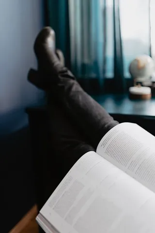 拿着一朵粉红色的玫瑰