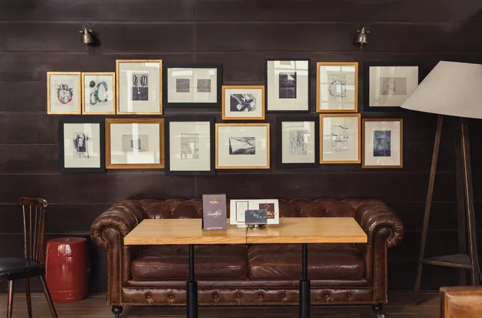 家具，椅子，桌子，桌面，书桌，沙发，木头，房间