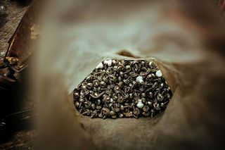 车间里的工具、钉子和螺栓