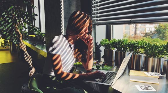 坐在椅子上的穿着白色 T 恤的女人