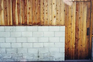 混凝土，煤渣块，木镶板，门，把手，钥匙孔，墙，木质材料