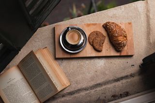 打开案板上面包旁边的书