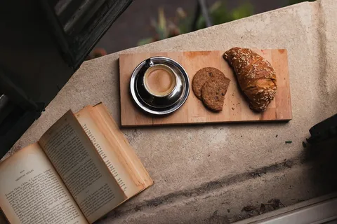 打开案板上面包旁边的书 打开案板上面包旁边的书