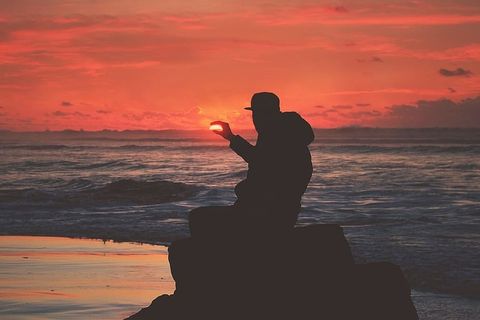 日落时海岸上一个人的剪影 日落时海岸上一个人的剪影