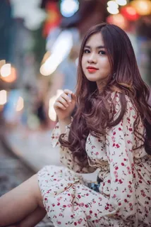 坐在户外的女人