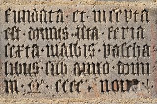 混凝土路面，石碑，拉丁文，板，字体，石头，凿制，历史