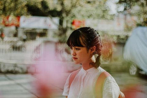 背着背包的女人的选择性聚焦摄影