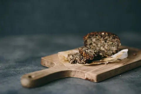 木桌上的无麸质面包