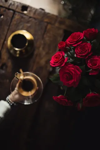 享受一杯精心调制的咖啡，和一只狗玩耍