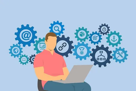 图为社交媒体网络齿轮磨损的笔记本电脑上的人