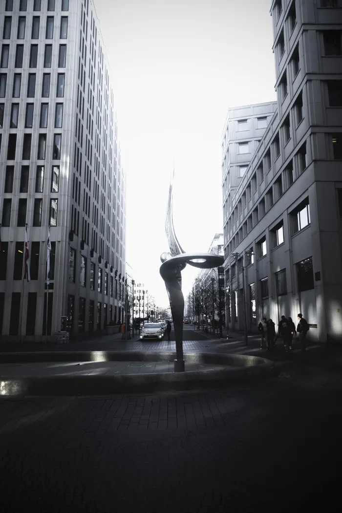 两座高层建筑之间的螺旋形喷泉雕像