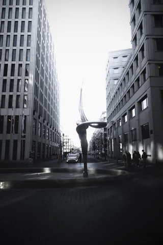 两座高层建筑之间的螺旋形喷泉雕像