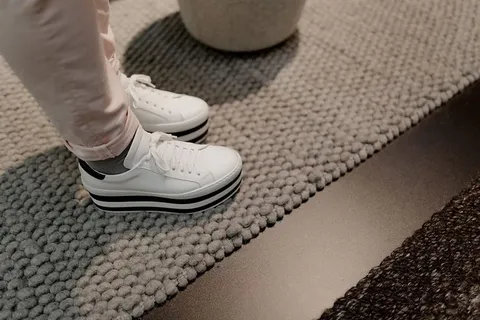 一个穿着白色平板运动鞋的女人 一个穿着白色平板运动鞋的女人