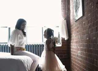 藏着花给妈妈拍照