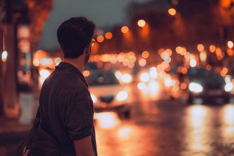 人过马路的散景摄影