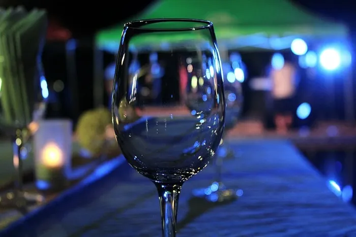 酒杯，灯光，乐队，迷幻药，酒精，酒杯，葡萄酒，酒杯