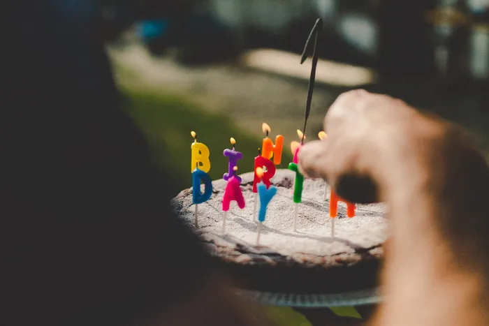 拿生日蛋糕的人