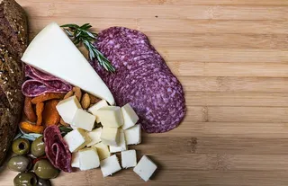 奶酪、干果、狗粮、肉、腌制、腌制肉、橄榄、杏仁