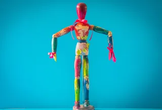 彩色木制人体模型的选择性聚焦照片