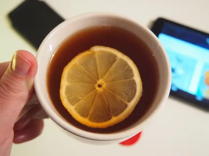 人,手持,白色,陶瓷,杯子,茶,切片,柠檬 人,手持,白色,陶瓷,杯子,茶,切片,柠檬