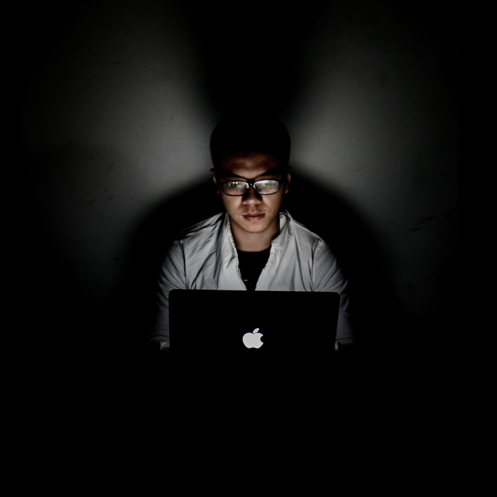 男用macbook，人像，男，笔记本，眼镜，黑白，眼镜，一个人