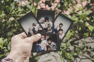 拿着四张家庭照的人