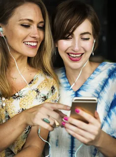 两个女孩使用Iphone 两个女孩使用Iphone