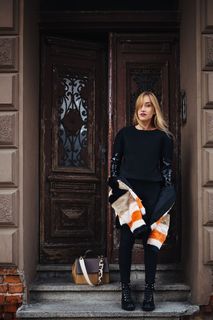 街上年轻女子的画像