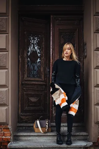 街上年轻女子的画像