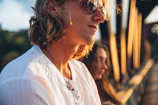 年轻人看日落照片