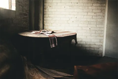 白色、红色、桌布、桌子、棕色、木制、底座、盖子 白色、红色、桌布、桌子、棕色、木制、底座、盖子