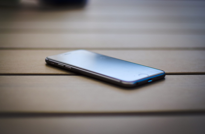 棕色桌子上的黑色iPhone 7