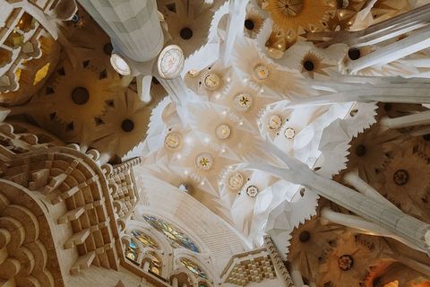西班牙巴塞罗那高迪设计的萨格拉达家族大教堂