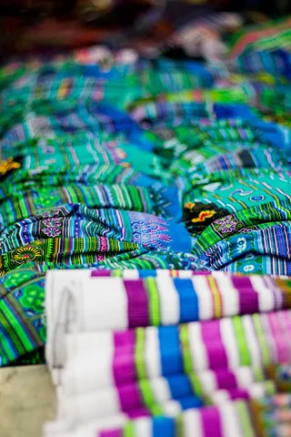 绿色和多彩多姿的服装批次