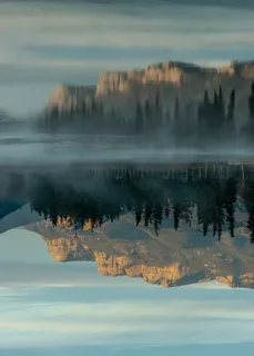 落基山和树木倒影照片