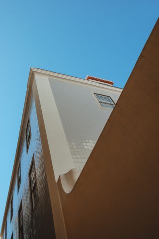 棕色建筑的低角度摄影