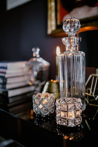 酒瓶、蜡烛和墙上的一幅画