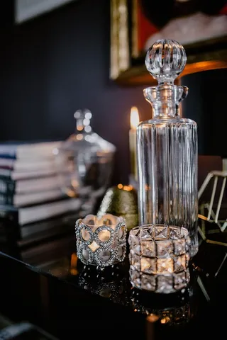 酒瓶、蜡烛和墙上的一幅画