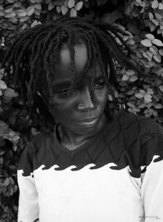 戴辫子女人的灰度照片