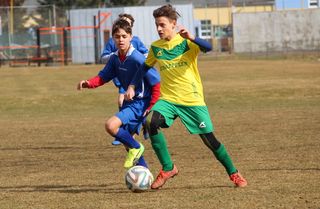 足球，冲突，行动，对手，年龄较大的学生，学生，比赛，足球运动员