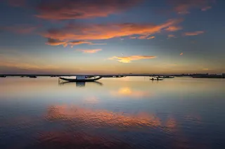 橙色和蓝色雪橇下的海上摩托艇