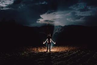 站在篝火旁双手放在一边的人