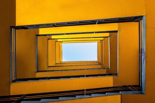 矩形螺旋楼梯，低角度摄影，建筑，室内，楼梯，楼梯，图案