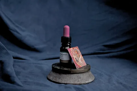 金组件顶部的液滴瓶