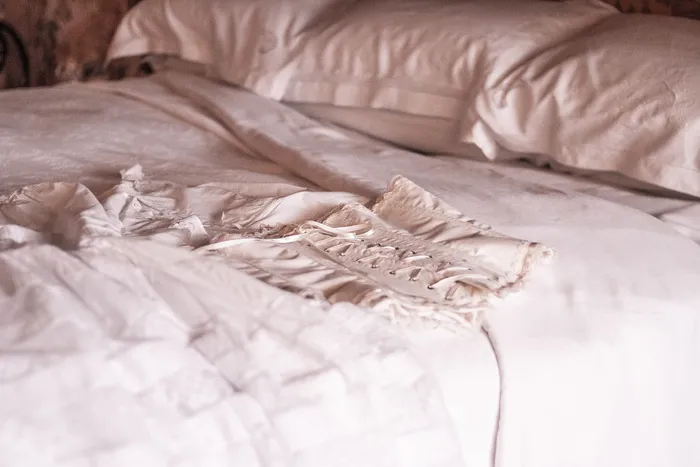 床上的白色紧身胸衣